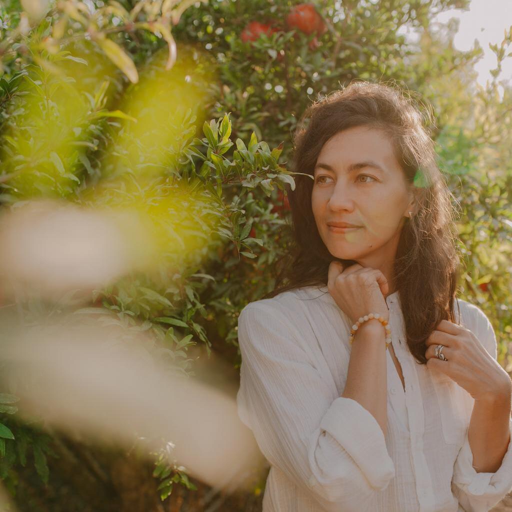 Виктория Ярмолинская с гранатами